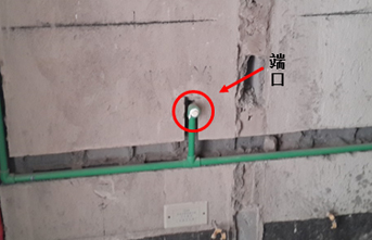 傳統(tǒng)水電：開好槽之后，直接裝入水管，水管端口有滲水會直接滲入水管槽內(nèi)，導(dǎo)致墻面滲水。