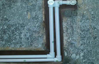 開好槽之后，在槽內(nèi)用水泥粉平，做好第一次防水處理，再安裝水管,即使有端口滲水，也不會影響墻面質(zhì)量。