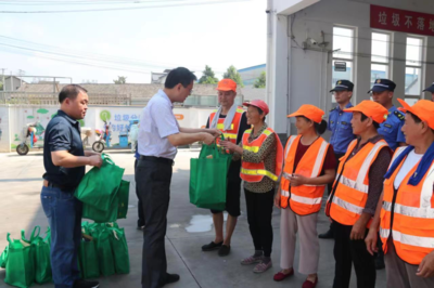 夏日送清涼，情系環衛工——唐進開展夏季“送清涼”慰問活動